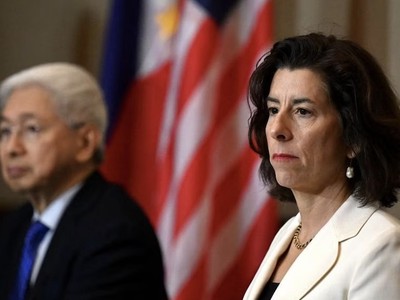 Bộ trưởng Thương mại Mỹ Gina Raimondo (bìa phải) trong chuyến thăm chính thức Philippines. Ảnh: AFP