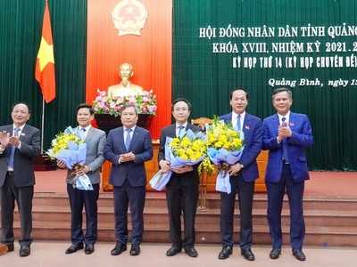 Lãnh đạo tỉnh Quảng Bình tặng hoa chúc mừng tân Phó Chủ tịch HĐND tỉnh (thứ hai, trái ảnh), Phó Chủ tịch UBND tỉnh (thứ ba, phải ảnh) và Ủy viên UBND tỉnh Quảng Bình (thứ hai, phải ảnh)