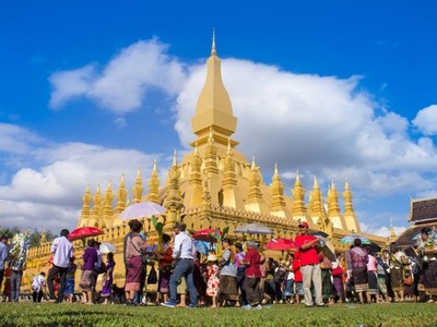 Thạt Luổng - địa điểm du lịch văn hoá tâm linh ở thủ đô Vientiane, Lào.