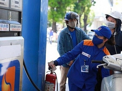 Giá bán lẻ các mặt hàng xăng giảm nhẹ trong khi giá dầu tăng từ 15 giờ 14/3.