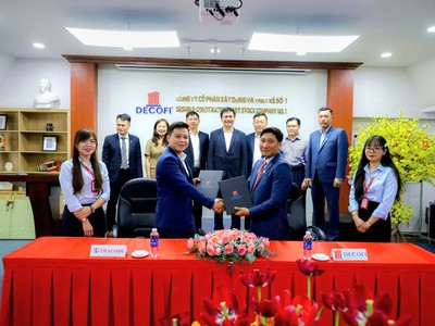 Ông Phạm Đăng Khoa, Tổng giám đốc Tracodi (trái) và ông Nguyễn Minh Tâm, Tổng giám đốc Decofi (phải) cùng ký kết thỏa thuận hợp tác chiến lược