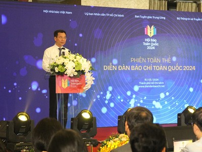 Bộ trưởng Bộ Thông tin và Truyền thông Nguyễn Mạnh Hùng phát biểu tại phiên toàn thể Diễn đàn báo chí toàn quốc 2024. Ảnh: Trọng Tín