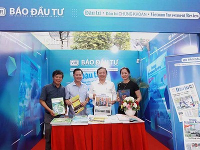 Phó chủ tịch UBND TP.HCM tham quan gian hàng trưng bày Báo Đầu tư