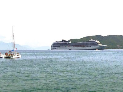 Tàu du lịch cao cấp chở hơn 2.000 du khách châu Âu cập cảng Nha Trang Ảnh: Nguyễn Phát