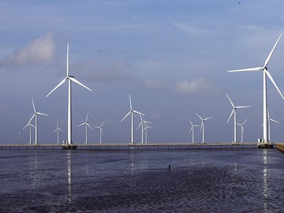 Việt Nam có tiềm năng lớn phát triển điện gió ngoài khơi. Trong ảnh, một dự án điện gió gần bờ. Ảnh: Đức Thanh