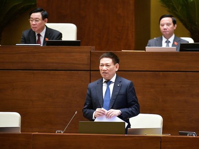 Bộ trưởng Bộ Tài chính Hồ Đức Phớc trả lời chất vấn.