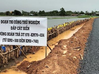 Thí điểm sử dụng cát biển cho đoạn tuyến hoàn trả ĐT978 thuộc dự án thành phần đoạn Hậu Giang - Cà Mau.