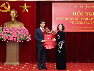 Bà Trương Thị Mai, Thường trực Ban Bí thư, Trưởng ban Tổ chức Trung ương trao quyết định điều động, bổ nhiệm ông Dương Văn An làm Bí thư Tỉnh ủy Vĩnh Phúc. Ảnh: Khánh Linh