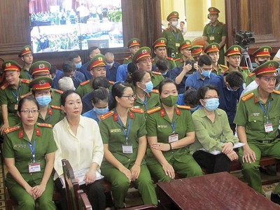 Bị cáo Trương Mỹ Lan (hàng đầu, thứ hai từ trái sang) tại phiên tòa