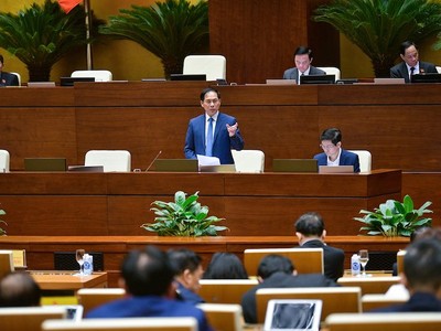 Phiên chất vấn chiều 18/3 tại phòng họp Diên Hồng.