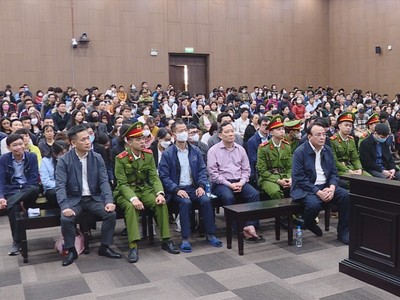 Các bị cáo bị đưa ra xét xử sơ thẩm.