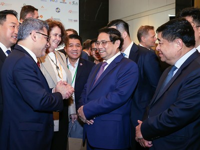 Thủ tướng Chính phủ Phạm Minh Chính trao đổi cùng đại diện các doanh nghiệp FDI. (Ảnh: Nhật Bắc)