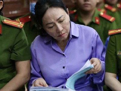 Bị cáo Trương Mỹ Lan xem lại hồ sơ trước khi tự bào chữa cho bản thân. (Ảnh: Hoàng Giang)