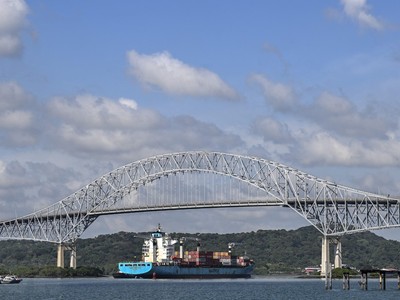 Tàu chở hàng di chuyển qua kênh đào Panama tại khu vực Panama City. (Ảnh: AFP/TTXVN)