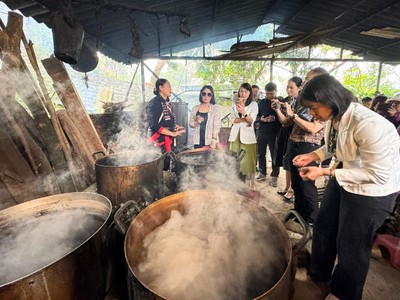 Đoàn khảo sát tìm hiểu quy trình sản xuất thuốc Nam của đồng bào Dao quần chẹt.