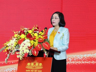 Trưởng ban Công tác đại biểu Nguyễn Thị Thanh báo cáo tại Hội nghị.