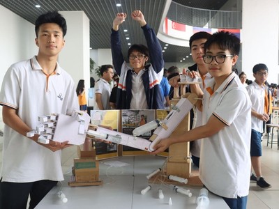  Sản phẩm “Cánh tay Robot thuỷ lực" do các em học sinh Phenikaa School chế tạo 