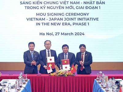 Hai bên ký kết và trao Biên bản ghi nhớ Sáng kiến chung Việt Nam - Nhật Bản trong kỷ nguyên mới - giai đoạn 1. (Ảnh: Đức Trung)