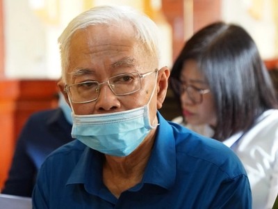 Bị cáo Trần Phương Bình, cựu Tổng giám đốc Ngân hàng Đông Á tiếp tục hầu tòa với cáo buộc chỉ đạo cho vay trái quy định, gây thiệt hại hơn 981 tỷ đồng. (Ảnh: Thỏ Mộc)