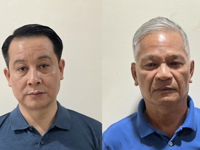 Phó bí thư Thường trực Tỉnh ủy Vĩnh Phúc Phạm Hoàng Anh (bên trái) và cựu Bí thư Tỉnh ủy Quảng Ngãi Lê Viết Chữ. Ảnh: BCA