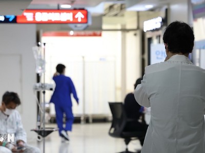 Bên trong khoa cấp cứu của một bệnh viện ở Seoul, Hàn Quốc. (Ảnh: Yonhap/TTXVN)