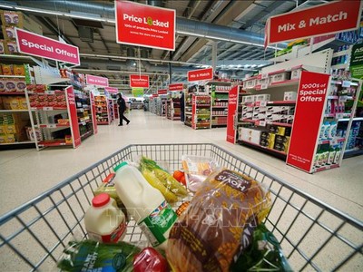 Khách hàng mua sắm tại một siêu thị ở Manchester, Anh. Ảnh: THX/TTXVN
