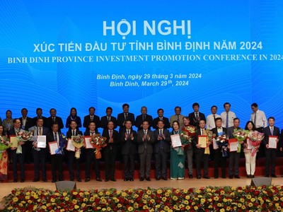 Bình Định trao quyết định, giấy chứng nhận đầu tư, bản ghi nhớ cho 23 dự án