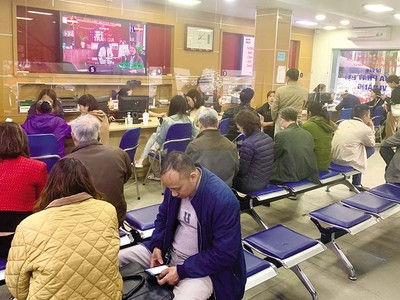 Số lượng người đến công chứng hợp đồng mua bán nhà đất tăng vọt trong thời gian qua. Ảnh: Thanh Vũ