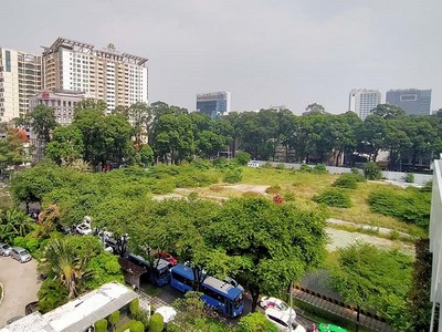 Khu đất xây dựng nhà thi đấu Phan Đình Phùng cỏ mọc um tùm giữa trung tâm TP.HCM. Ảnh: Lê Toàn