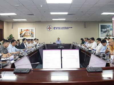 Lãnh đạo EVN họp với các đơn vị cấp cột thép