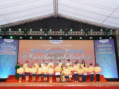 Lễ trao học bổng Phenikaa Scholarship năm học 2023 - 2024 được diễn ra long trọng tại trong lễ khai giảng của Nhà trường.