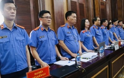 Đại diện Viện Kiểm sát đưa ra quan điểm đối đáp với luận cứ của các luật sư về tình tiết tăng nặng, giảm nhẹ trong vụ án. (Ảnh: Hoàng Giang)