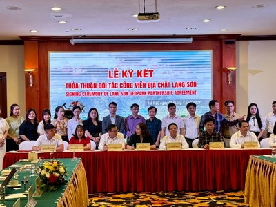 Lễ ký kết hợp tác phát triển du lịch Công viên địa chất Lạng Sơn. (Ảnh: Hồ Hạ)