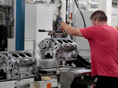 Một công nhân lắp ráp làm việc tại nhà máy GM Romulus Powertrain ở Romulus, Michigan, Mỹ. (Ảnh: Reuters)