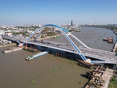 Cầu Trần Hoàng Na bắc qua sông Cần Thơ, nối liền 2 quận Ninh Kiều và Cái Răng sẽ được đưa vào sử dụng trước dịp lễ 30/4/2024. Ảnh: Nguyễn Văn Dương