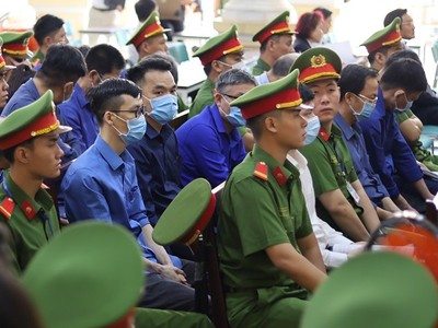 Các bị cáo tại toà.