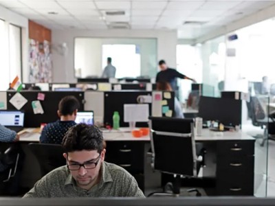 Nhân viên làm việc tại trụ sở của nhà phát triển hệ thống bảo mật Staqu Technologies ở thành phố Gurugram, Ấn Độ. Ảnh: Bloomberg