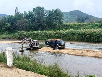 Bình Định lập đoàn kiểm tra hoạt động khai thác cát lòng sông của 10 doanh nghiệp