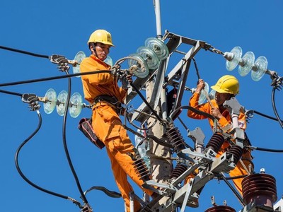 Tiết kiệm và điều chỉnh sản xuất góp phần đủ điện trong cao điểm nắng nóng