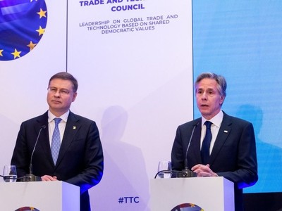 Từ trái qua phải: Phó Chủ tịch điều hành Ủy ban châu Âu Valdis Dombrovskis và Ngoại trưởng Mỹ Antony Blinken, tại cuộc họp báo sau khi kết thúc hội nghị. (Ảnh: TTXVN phát)