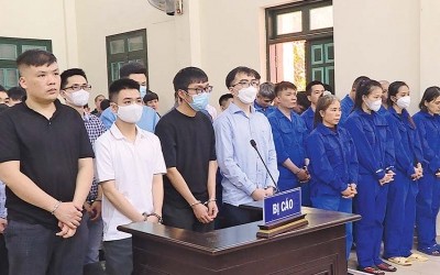 Nguyễn Minh Thành (áo đen, ngoài cùng bên trái) và nhóm đồng phạm bị đưa ra xét xử