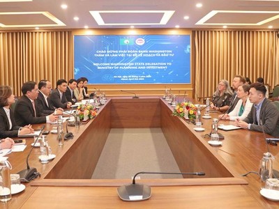 Thứ trưởng Bộ Kế hoạch và Đầu tư Trần Duy Đông tiếp xã giao Phái đoàn Bang Washington (Hoa Kỳ) ngày 9/4. (Ảnh: NIC)