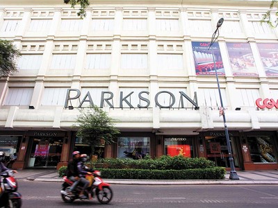 Các cơ sở mua sắm miễn thuế được đầu tư và vận hành hiệu quả sẽ góp phần thúc đẩy kinh tế du lịch. Trong ảnh: Địa điểm Parkson Saigon Tourist Plaza ở quận 1, TP.HCM (đã đóng cửa năm 2023) đang được cho là “cứ điểm” mà nhà đầu tư lựa chọn để mở cửa hàng miễn thuế nội đô. Ảnh: Lê Toàn