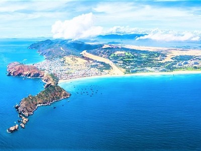 Nghị quyết 26-NQ/TW của Bộ Chính trị về phát triển vùng Bắc Trung Bộ và Duyên hải Trung Bộ đến năm 2030 là vùng phát triển năng động, nhanh và bền vững, mạnh về kinh tế biển. Ảnh Dũng Nhân