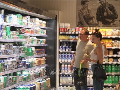 Người dân mua sắm tại một siêu thị ở Frankfurt, Đức. (Ảnh: THX/TTXVN)