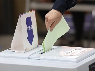 Cử tri Hàn Quốc bỏ phiếu bầu Quốc hội tại điểm bầu cử ở Seoul ngày 10/4/2024. Ảnh: Yonhap/TTXVN