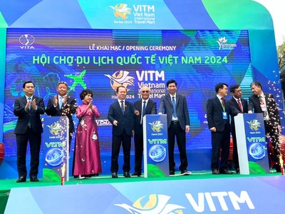 Các đại biểu bấm nút Khai mạc Hội chợ Du lịch Quốc tế Việt Nam - VITM Hà Nội 2024. (Ảnh: Mai Mai)