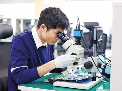 Samsung sẽ tiếp tục gia tăng , tuyển dụng nhân lực cho các hoạt động R&D tại Việt Nam. Trong ảnh: Kỹ sư làm việc tại SRV