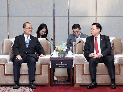 Chủ tịch Quốc hội Vương Đình Huệ tiếp Tiến sĩ Jonathan Choi, Chủ tịch Tập đoàn Sunwah, Chủ tịch Phòng Thương mại Hồng Kông - Việt Nam. (Ảnh: Nhan Sáng/TTXVN)