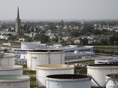 Bể chứa dầu tại kho dự trữ ở Donges, Pháp. (Ảnh: AFP/TTXVN)